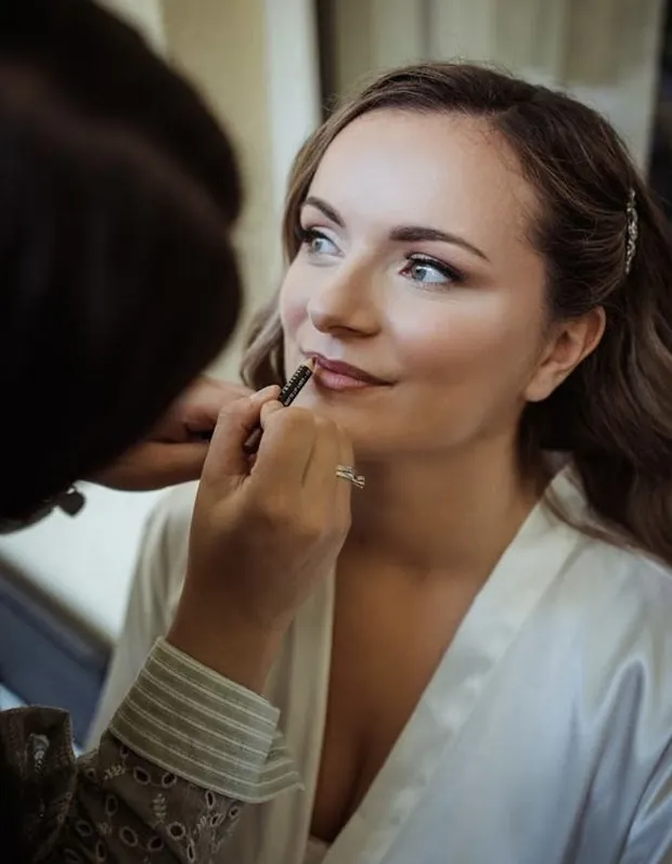 Denana schminkt eine Braut am Morgen der Hochzeit