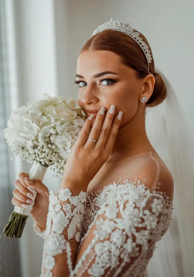 Braut mit Tiara und Brautstrauß